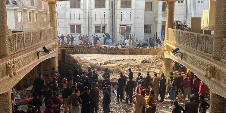 Pakistan, sale a 87 morti bilancio attentato moschea Peshawar