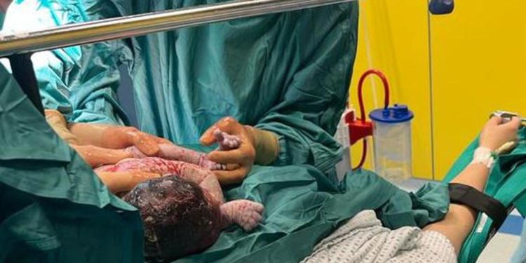 Chiara e Filippo sono i primi nati nel 2023 in Italia