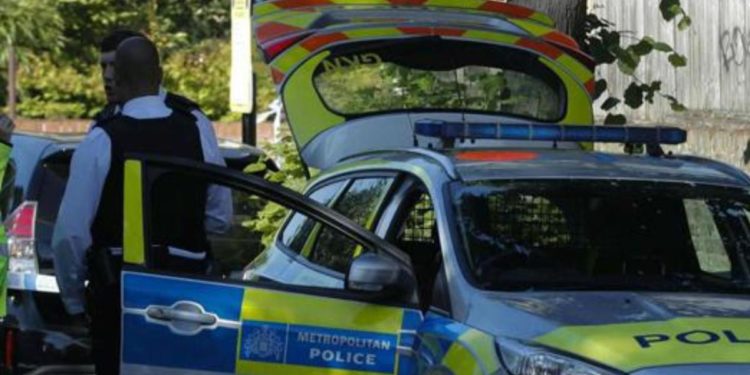 Spari da auto vicino chiesa a Londra, ferite 3 donne e una bambina