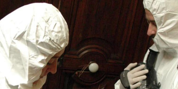 Roma, madre e figlia trovate morte in casa: sentito ex fidanzato ‘sciamano’