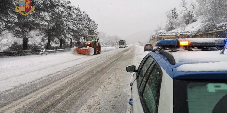Maltempo in Italia, neve e gelo. Scuole chiuse, allerta per i fiumi