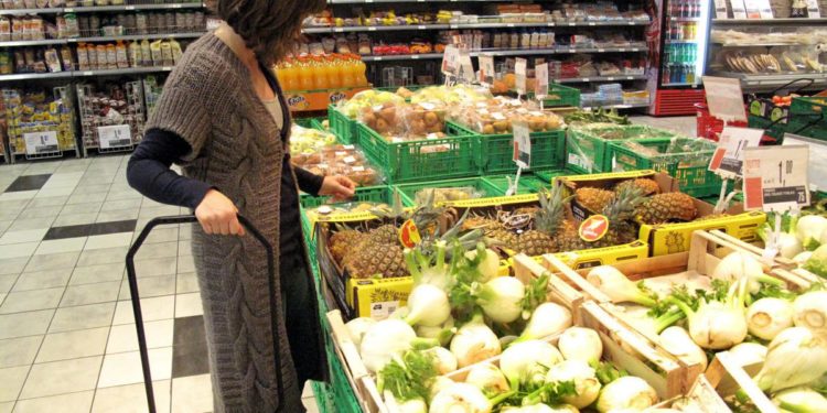 Prezzi, verso stangata da 2.435 euro a famiglia nel 2023