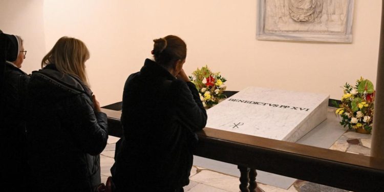 Benedetto XVI, aperte Grotte Vaticane per omaggio fedeli alla tomba