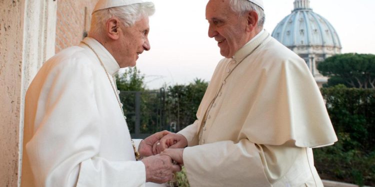 Benedetto XVI, l’omaggio di Francesco: “Fedele servitore del Vangelo”