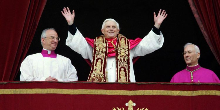 Benedetto XVI, dai funerali alla sepoltura: rito adattato per Ratzinger
