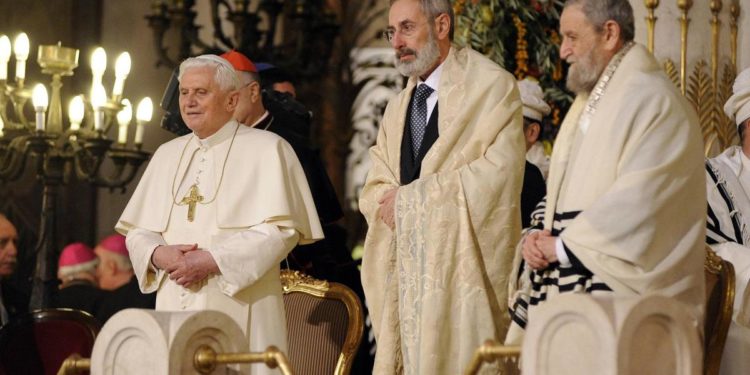 Benedetto XVI, nel 2010 la storica visita alla Sinagoga di Roma