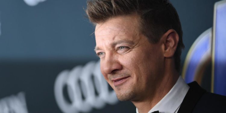 Jeremy Renner operato, star di ‘Avengers’ ancora grave