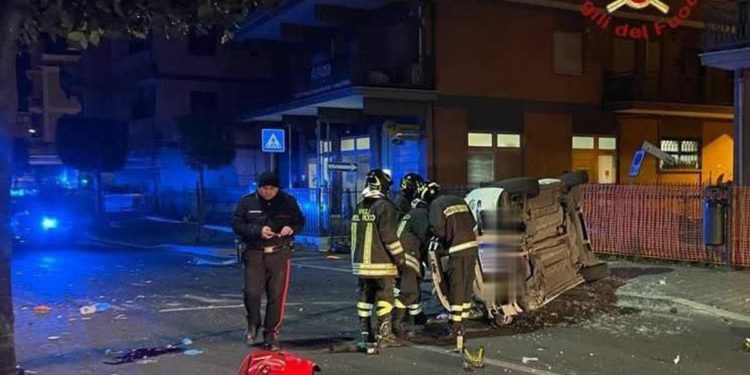 Incidente a Roma, auto si ribalta: morti 5 giovani