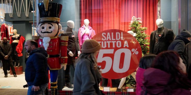 Saldi invernali 2023, da domani al via in tutte le regioni