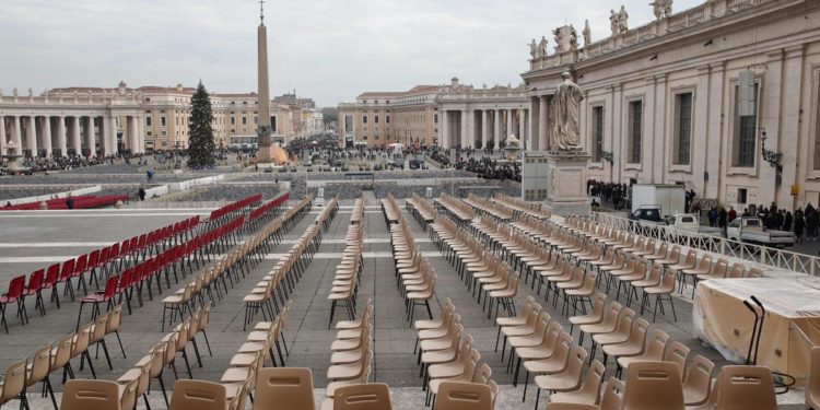 Benedetto XVI, San Pietro blindata per i funerali: attesi in 100mila