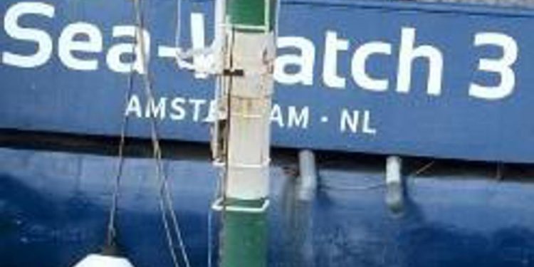 Migranti, Sea Watch: “Italia pronta a finanziare alleati trafficanti, stop accordi con Libia”