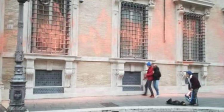 Blitz ambientalisti a Roma, imbrattata la facciata del Senato: fermati