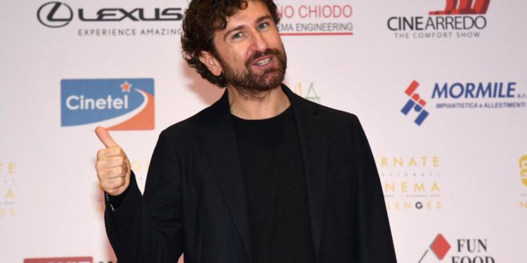 Sanremo 2023, Alessandro Siani verso il festival: monologo o solo promo?