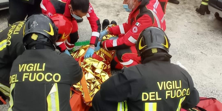 Canosa di Puglia, crolla palazzina: due estratti vivi da macerie