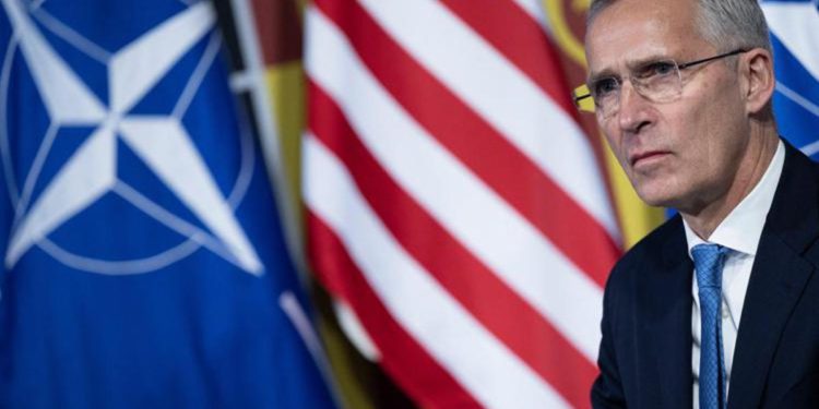 Ucraina, Stoltenberg: “Nato rafforzi la produzione di armi”