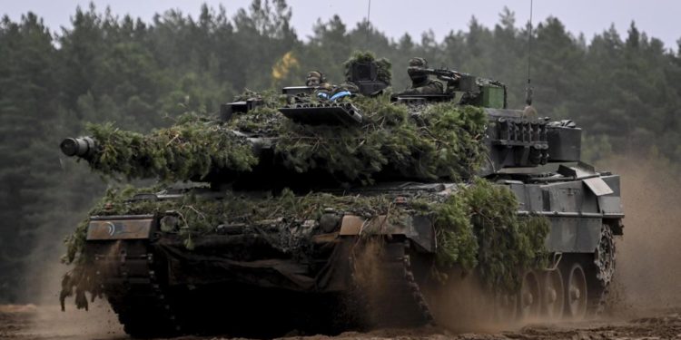 Ucraina-Russia, Duda: “Polonia fornirà tank Leopard a Kiev”