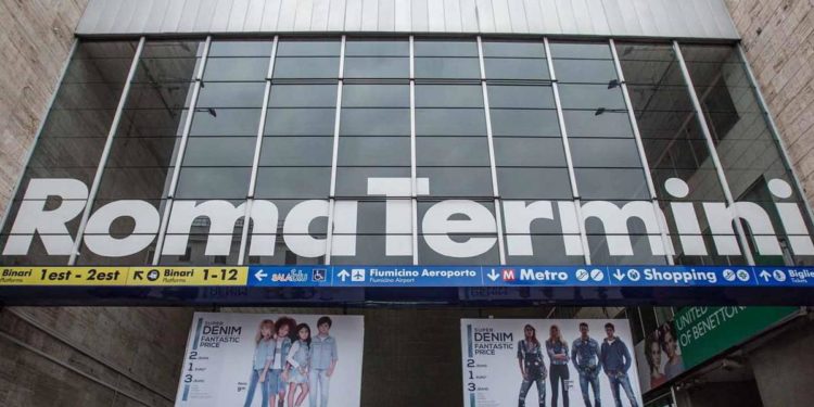 Roma, trolley incastrato: uomo muore travolto da treno a Termini