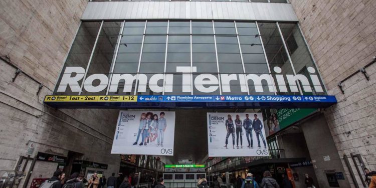 Turista accoltellata a Roma, pm: “Clochard pericoloso, potrebbe colpire ancora”