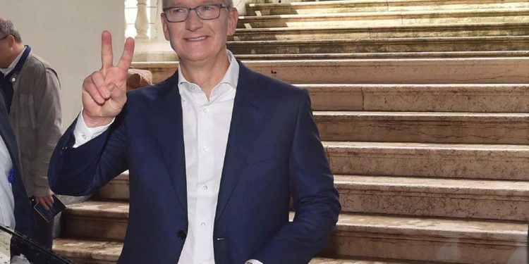 Apple, Tim Cook si taglia stipendio del 40%