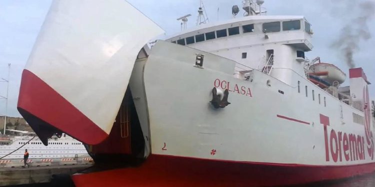 Traghetto urta banchina a Portoferraio, 3 feriti lievi