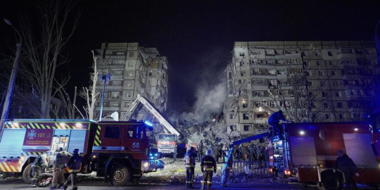 Ucraina, almeno 20 morti in raid russo su Dnipro: si scava tra le macerie