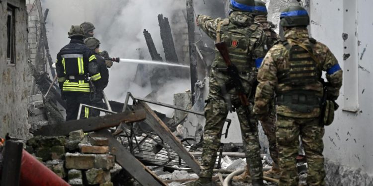 Ucraina, colpito condominio a Kharkiv. Zelensky chiede altre armi