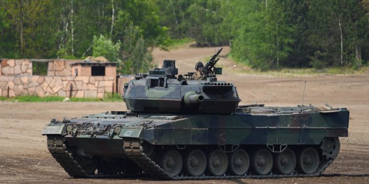 Ucraina, Scholz e i dubbi sui Leopard: ecco perché il cancelliere esita