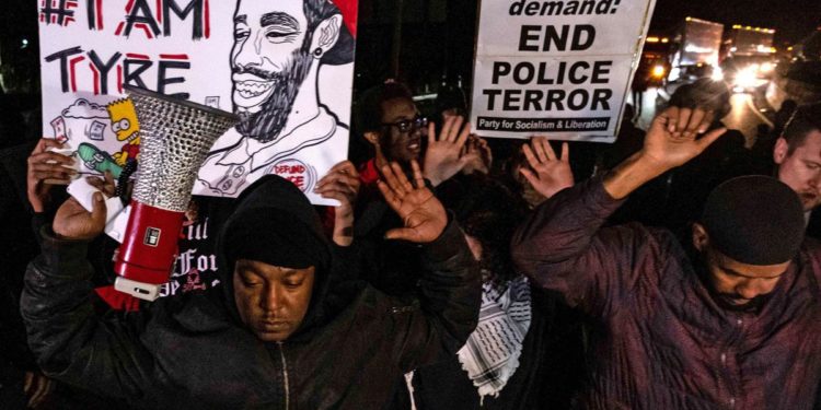 Afroamericano ucciso da polizia a Memphis, diffuso il video: esplode protesta