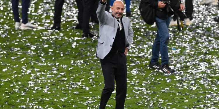 Vialli, la famiglia: “Malattia affrontata con coraggio e dignità”