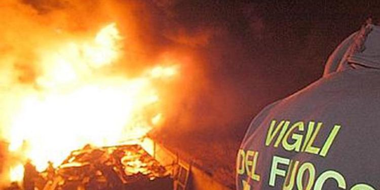 Bari, incendio in zona industriale Modugno: “Chiudete finestre”