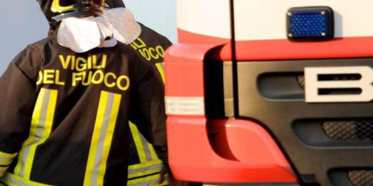 Incendio a Castel Romano, in fiamme lo store ‘Orizzonte’