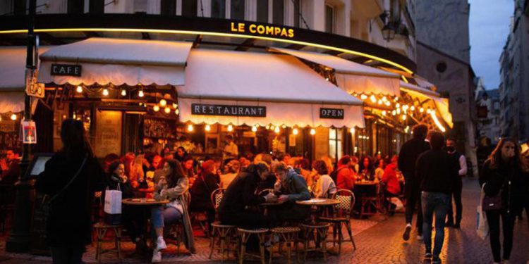 Covid oggi Francia, da febbraio i malati non dovranno più isolarsi