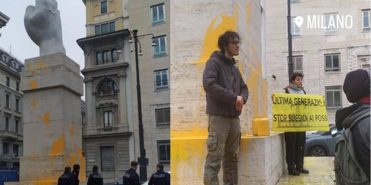 Milano, attivisti Ultima generazione imbrattano scultura di Cattelan