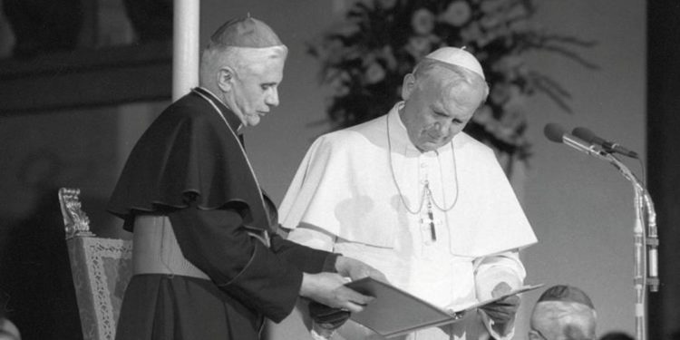 Benedetto XVI, quei 45 giorni in clinica e il legame con Wojtyla