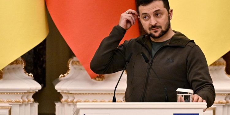 Ucraina, Zelensky: “Giorgia Meloni verrà presto, ci sostiene”
