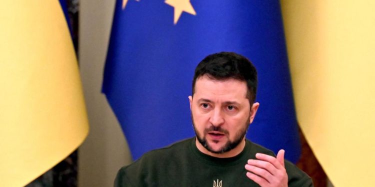 Ucraina, Zelensky a Germania: “Dateci i tank, la gente qui muore”