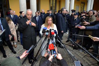 Anarchici, Meloni: “Non trattiamo”. Ovazione per la premier a Milano