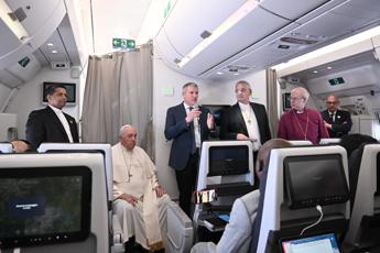 Benedetto XVI, papa Francesco: “Morte strumentalizzata da gente senza etica”
