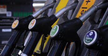 Carburanti, caccia alle risorse per la proroga del taglio delle accise: banche nel mirino della Lega