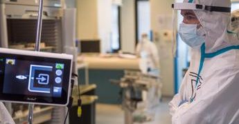 Covid, dopo infezione rischio trombosi 50-70 volte maggiore di vaccini: lo studio