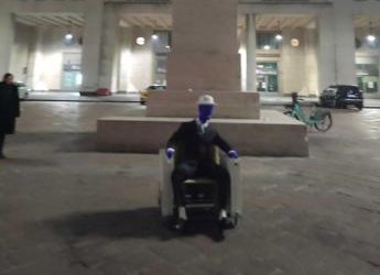 In Piazza Affari a Milano spunta installazione artistica contro il caro bollette
