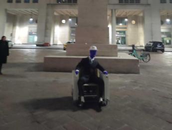 In Piazza Affari a Milano spunta installazione artistica contro il caro bollette