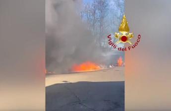 Incendio fuori vetreria a San Giovanni Valdarno, fumo invade A1 – Video
