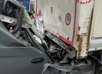 Incidente Milano, camion contro auto su A4: un morto