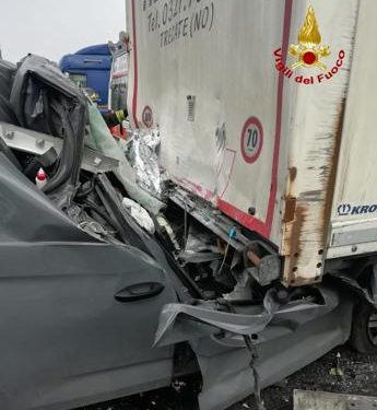 Incidente Milano, camion contro auto su A4: un morto