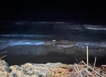 Naufragio Crotone, il racconto di un superstite: “Barca contro scoglio e si è spezzata”