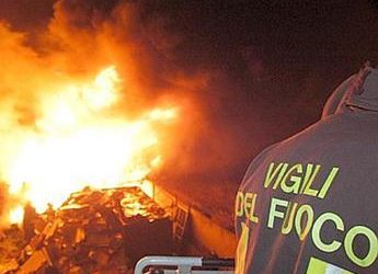 Roma, incendio in appartamento: due feriti, uno è grave