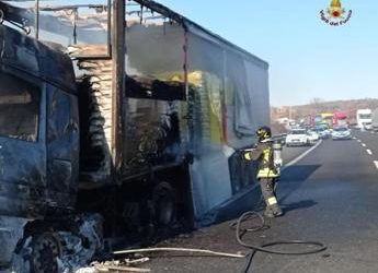 Roma, tir a fuoco sull’A1 prima del casello di Guidonia