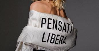 Sanremo 2023, Ferragni in scena con l’abito manifesto: “Pensati libera”