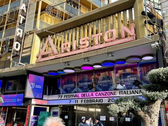 Sanremo 2023, la città ‘esplode’ di gente: il sold out si estende alla provincia